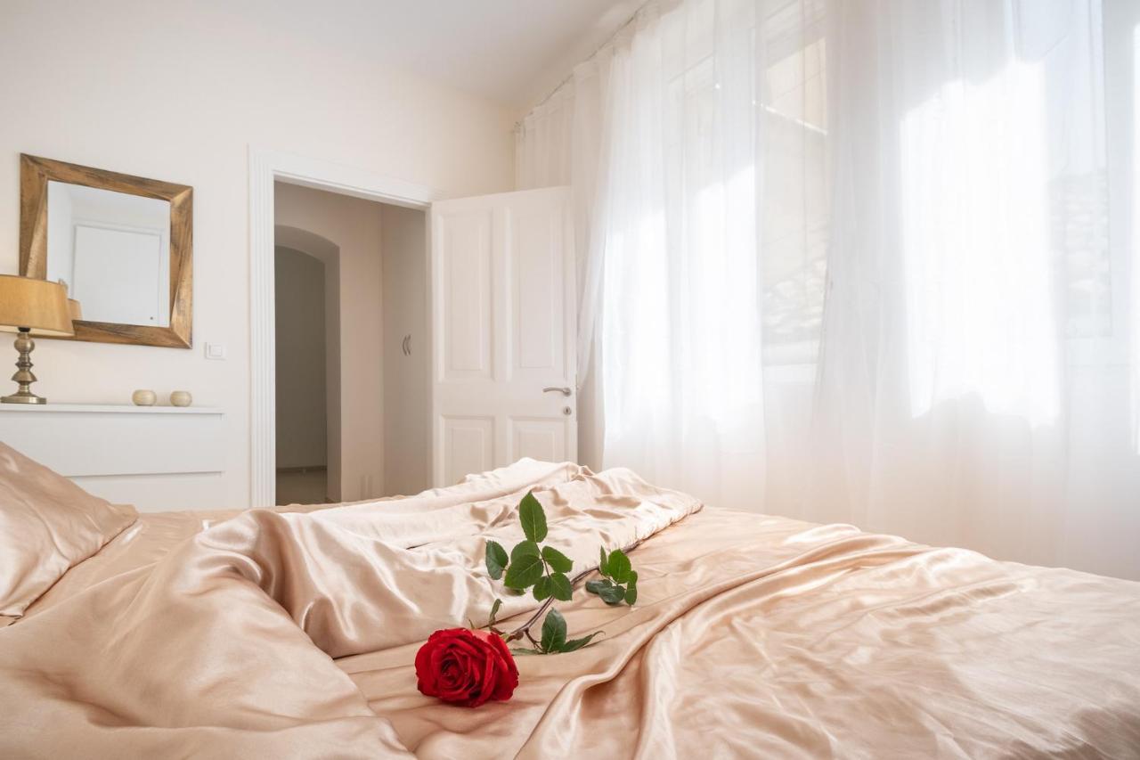 Nadiona Suites Red & Cream コルフ島 エクステリア 写真