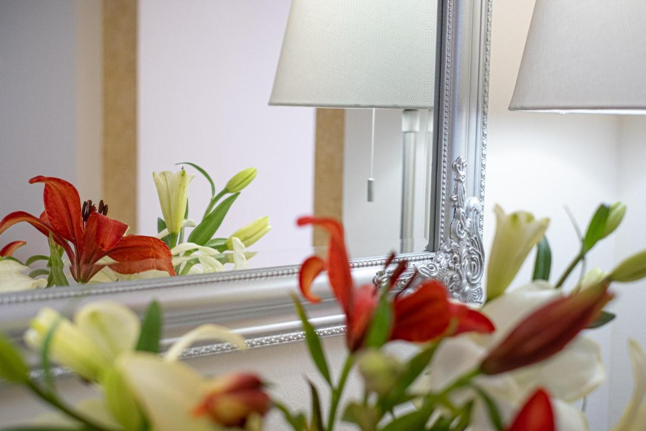 Nadiona Suites Red & Cream コルフ島 エクステリア 写真