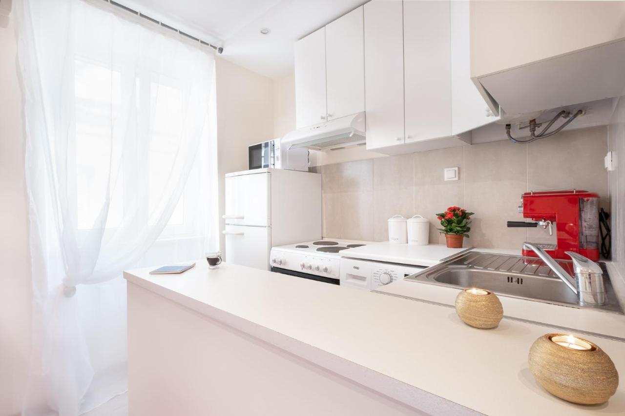 Nadiona Suites Red & Cream コルフ島 エクステリア 写真