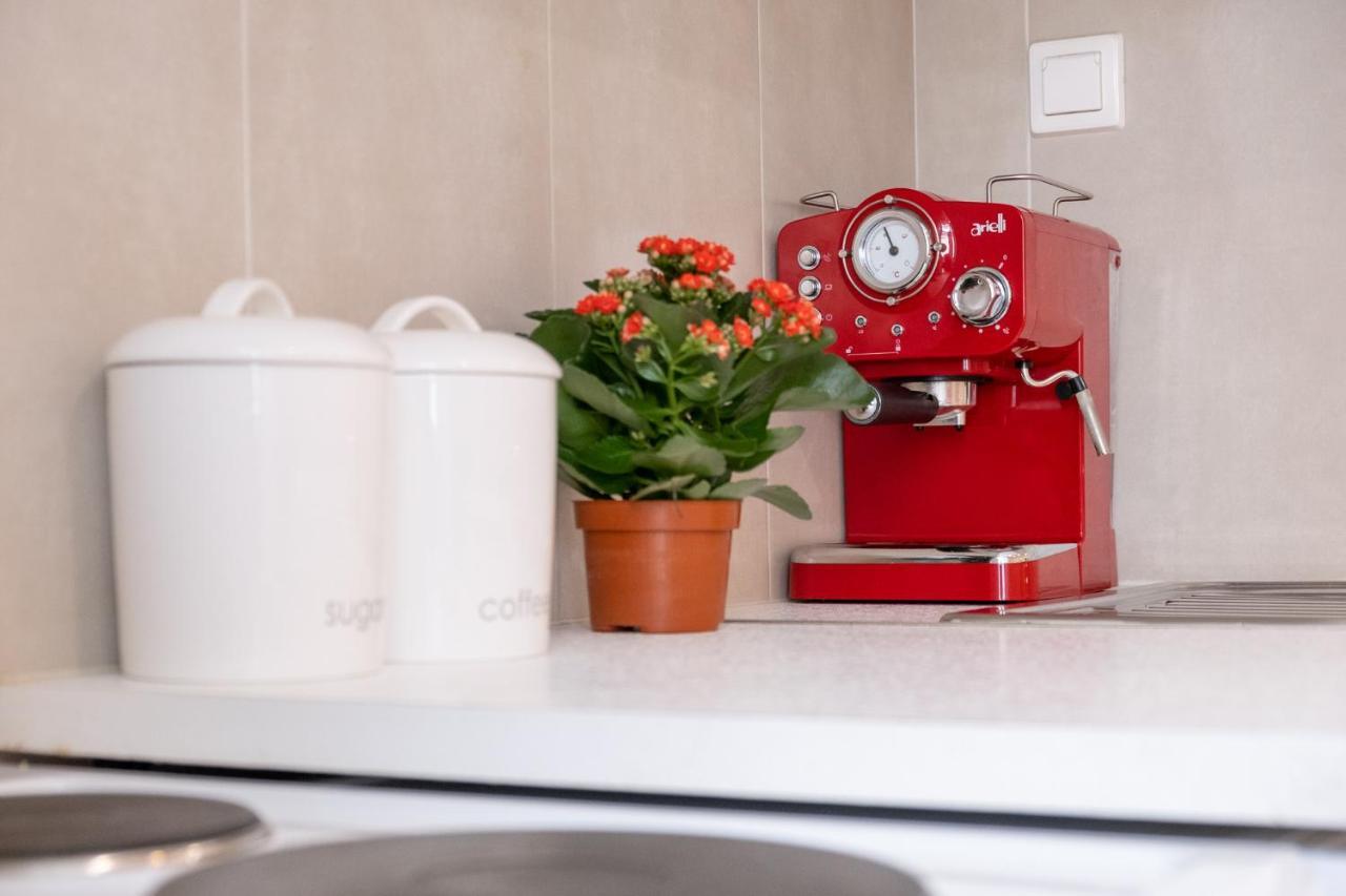 Nadiona Suites Red & Cream コルフ島 エクステリア 写真