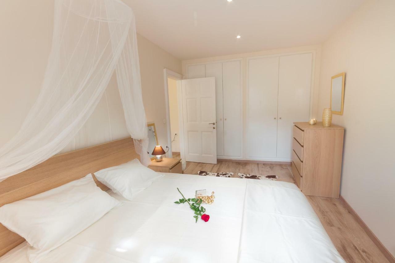 Nadiona Suites Red & Cream コルフ島 エクステリア 写真